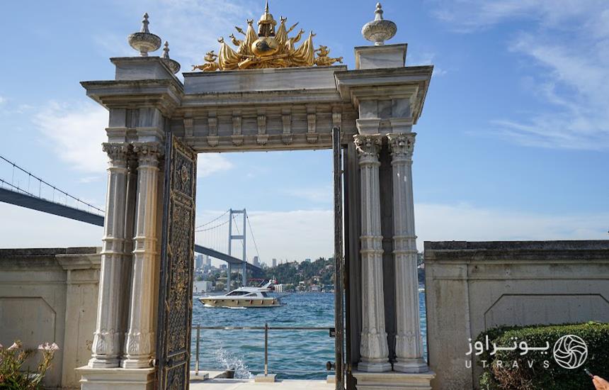 ورودی رو به دریای کاخ بیلربیی استانبول 
